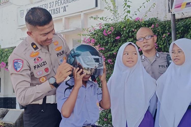 Police Goes to School di SMPN 37 Pekanbaru, Integrasikan Tertib Lalin dan Cinta Lingkungan